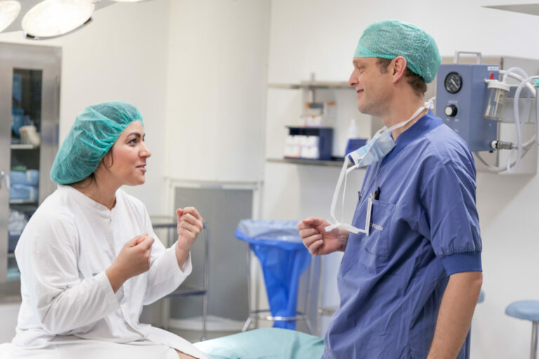 Johan Thorfinn plastikkirurg diskuterar skönhetsoperation med plastikkirurgisk patient