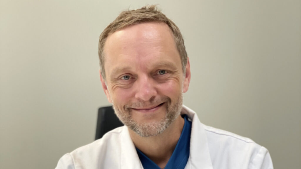 Johan Thorfinn är en plastikkirurg som är seriös och kompetent och tittar rakt in i kameran.