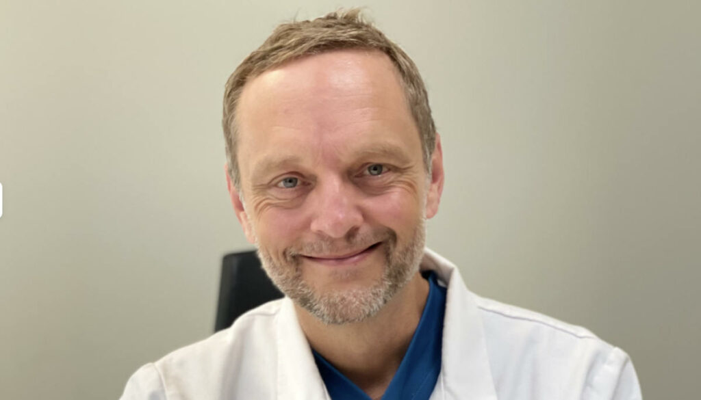 Johan Thorfinn är specialist i plastikkirurgi och utför estetisk kirurgi såsom bröstförstoring, bukplastik, fettsugning, intimkirurgi, blygdläppsplastik och andra skönhetsoperationer på Plastikakademin i Linköping Norrköping.